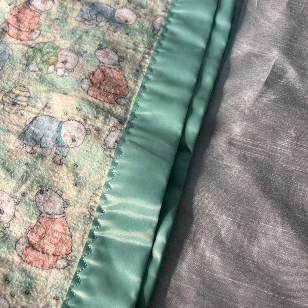 Vintage Cotton Flannel Green Satin Trim Baby Blanket Bears & Bee Hives‎ 38x34